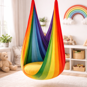 Bunte sensorische Therapieschaukel aus Stoff, die von der Decke hängt und in einem gemütlichen Kinderzimmer installiert ist. Sie dient zur Entspannung, Gleichgewicgtsförderung und sensorichen Integration bei Kindern.